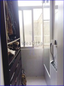 A luminous 75 m2 apartment in Barcelona with a small bathroom and a closet.