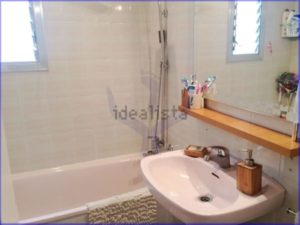 Luminous 75 m2 apartment in Barcelona with a bathroom and shower.