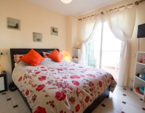 A semi detached bed in a bedroom near Alicante.
