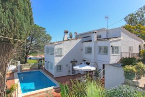 Detached villa near Alhaurín el Grande with a swimming pool on the market.