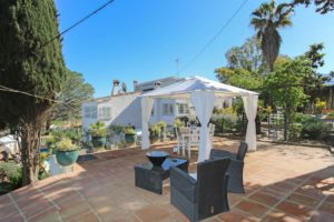 A detached villa with a patio on the market for €549.000 near Alhaurín el Grande.
