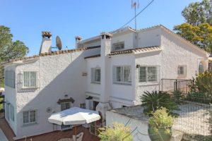 A detached villa near Alhaurín el Grande with a patio and a swimming pool on the market for €549.000.
