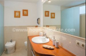 128m2 apartment with bathroom amenities in the center of Alicante.