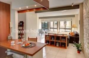 A small apartment in the center of Alicante with a kitchen and dining area.