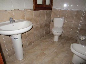 A 99 m2 apartment in LAREDO, San Sebastian with a bathroom featuring tiled walls and a toilet.