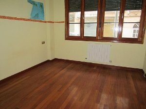An empty 99 m2 apartment in LAREDO with wooden floors and a window.