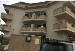 A 2-bedroom apartment of 76m2 is parked in front of an apartment building in Malaga-Fuengirola.