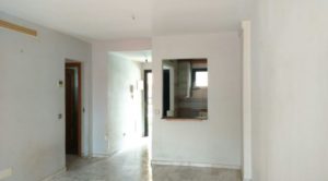 A white-walled hallway in a 76m2 + 37m2, Malaga-FUENGIROLA, apartment.