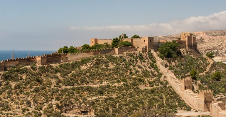Un impresionante castillo en un acantilado en Almería con impresionantes vistas al mar.