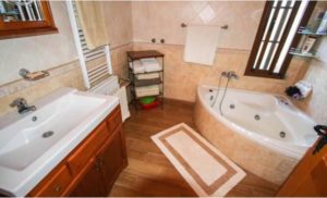 Detached Villa in Coín with a bathroom including a bathtub, sink and toilet.
