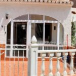 A Villamartin townhouse with a white fence and gate for less than 100.000€ in Orihuela Costa.