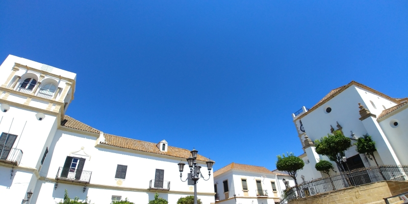 A San Roque New Build apartment with a blue sky in the background.