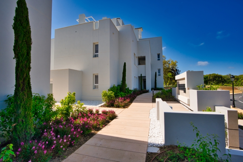 A new build penthouse in San Roque with a walkway and plants.