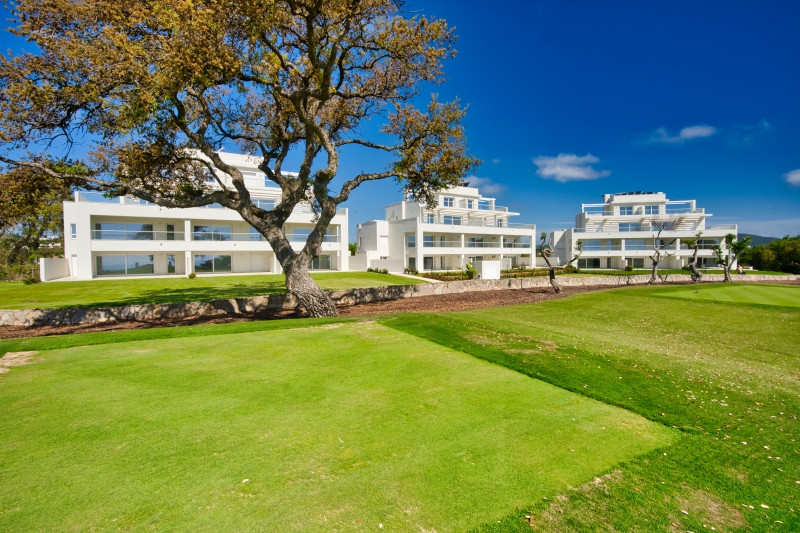 A San Roque penthouse in a new build apartment complex with a golf course in front of it in Cadiz.