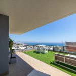 Gran Alicante new build apartment with a balcony overlooking the ocean.