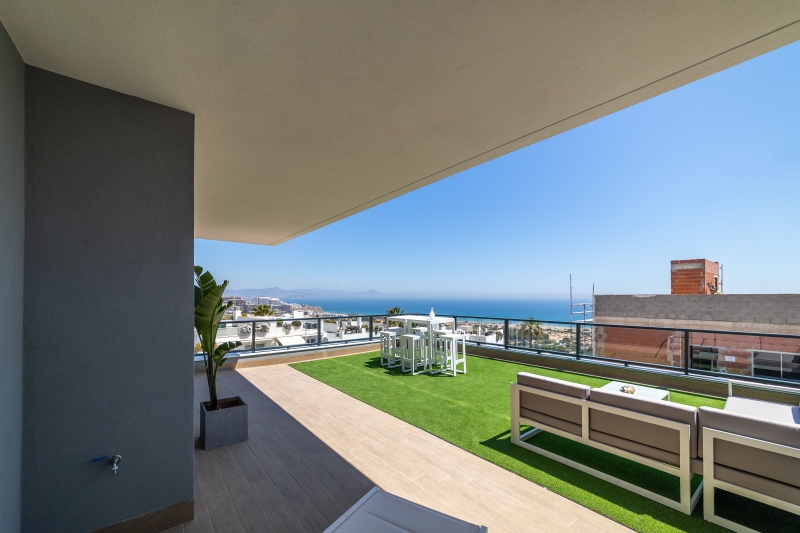 Gran Alicante new build apartment with a balcony overlooking the ocean.