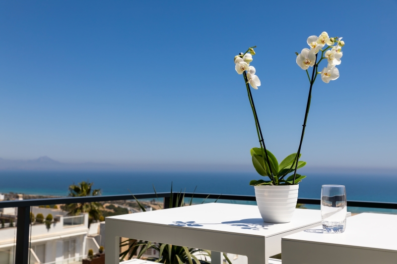 Alicante property for sale with a white table and a vase of flowers.