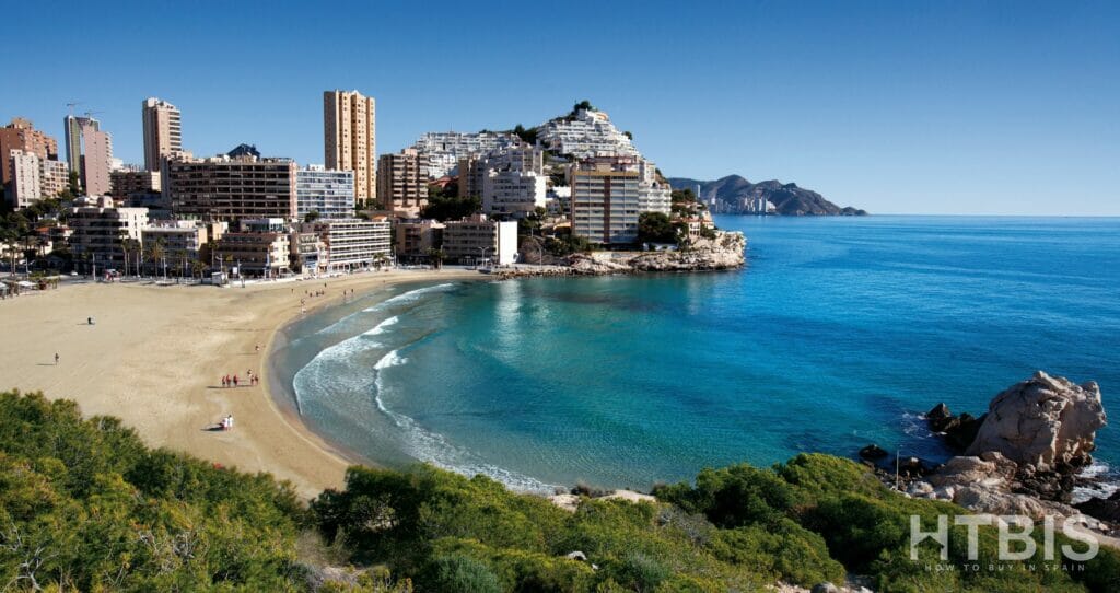 An image of a beach in Mallorca, Spain, not far from where you can find cheap Alicante property for sale.